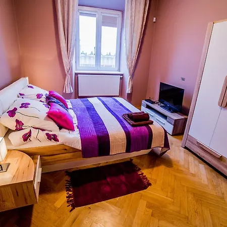 Apartment Market Square *