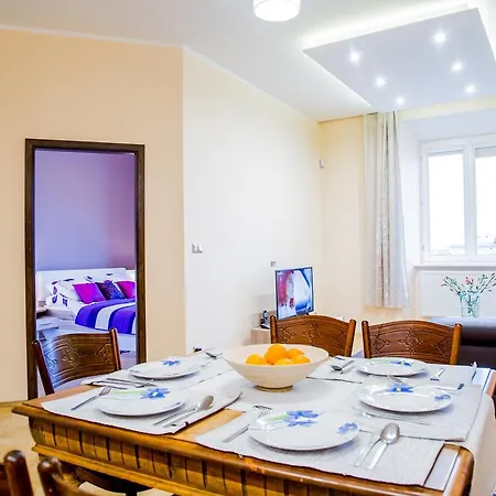 Market Square Apartment *