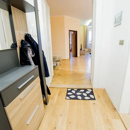 Market Square Apartment *